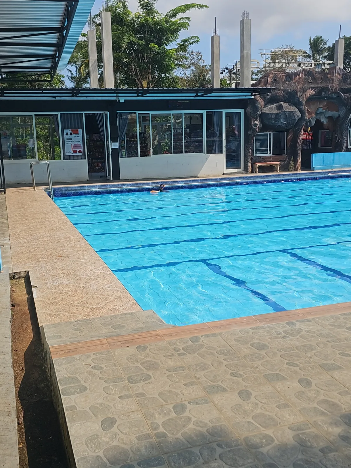 Kolam renang Pujangga dan area bermain air
