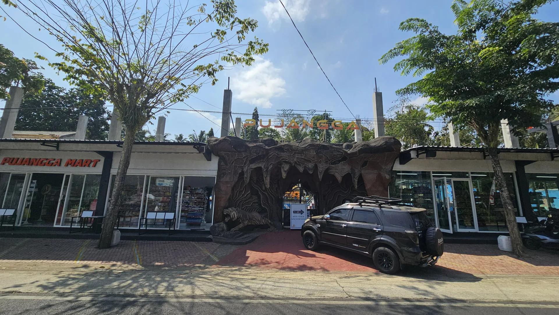 Pintu masuk Kolam Renang Pujangga di samping Pujangga Mart